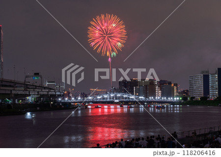 《東京都》隅田川花火大会・白鬚橋をのぞむ 118206416