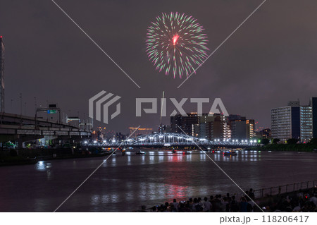 《東京都》隅田川花火大会・白鬚橋をのぞむ 118206417
