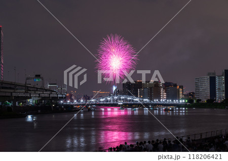 《東京都》隅田川花火大会・白鬚橋をのぞむ 118206421