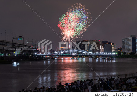 《東京都》隅田川花火大会・白鬚橋をのぞむ 118206424