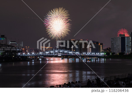 《東京都》隅田川花火大会・白鬚橋をのぞむ 118206436