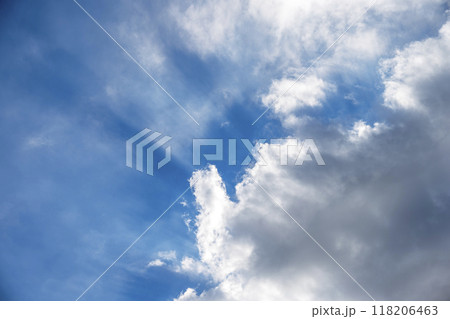秋の空 青空 晴れ 光芒 空素材 9月 秋の空 青空 晴れ 光芒 空素材 9月 118206463
