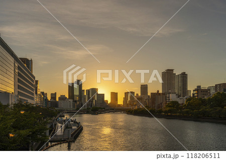 天満橋から見える中之島の美しい夕景 118206511