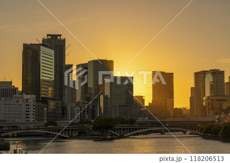 天満橋から見える中之島の美しい夕景 118206513