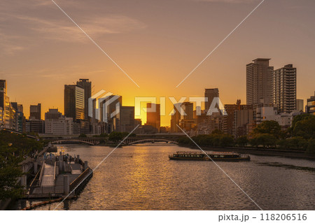 天満橋から見える中之島の美しい夕景 118206516