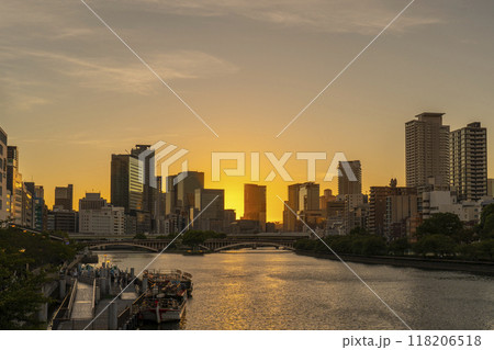 天満橋から見える中之島の美しい夕景 118206518