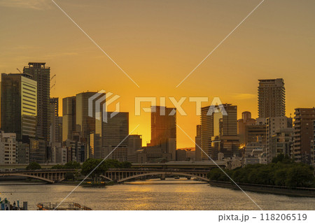 天満橋から見える中之島の美しい夕景 天満橋から見える中之島の美しい夕景 118206519