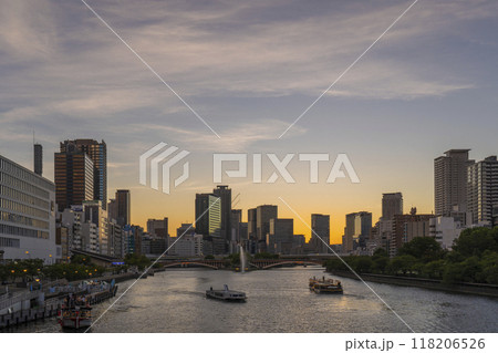 天満橋から見える中之島の美しい夕景 118206526
