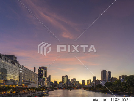 天満橋から見える中之島の美しい夕景 天満橋から見える中之島の美しい夕景 118206529