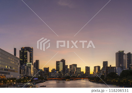 天満橋から見える中之島の美しい夕景 天満橋から見える中之島の美しい夕景 118206531