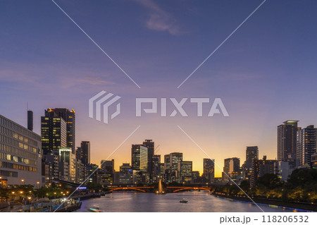天満橋から見える中之島の美しい夕景 118206532