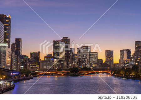 天満橋から見える中之島の美しい風景 マジックアワー 天満橋から見える中之島の美しい風景 マジックアワー 118206538