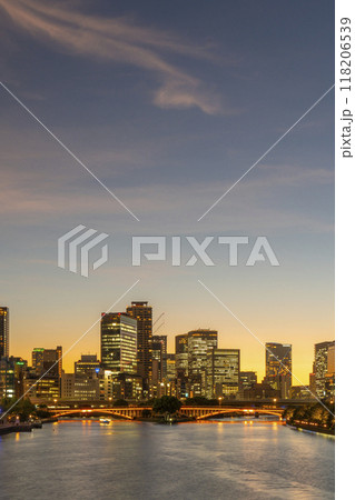 天満橋から見える中之島の美しい風景　マジックアワー 118206539