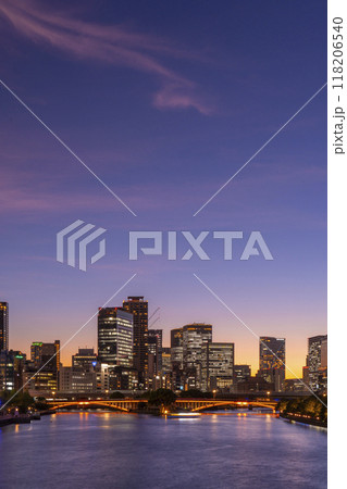 天満橋から見える中之島の美しい風景　マジックアワー 118206540