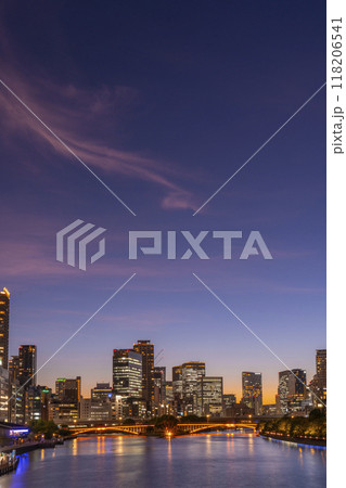 天満橋から見える中之島の美しい風景　マジックアワー 118206541