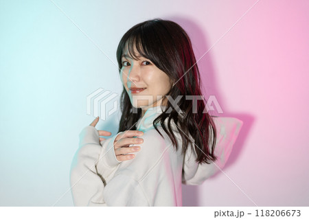 白パーカーを着た若い女性ポートレート 118206673