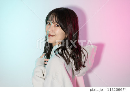 白パーカーを着た若い女性ポートレート 118206674