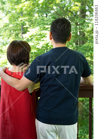 別荘を見学する夫婦 118206863