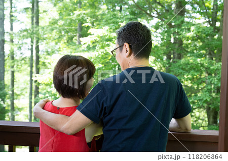 別荘を見学する夫婦 別荘を見学する夫婦 118206864