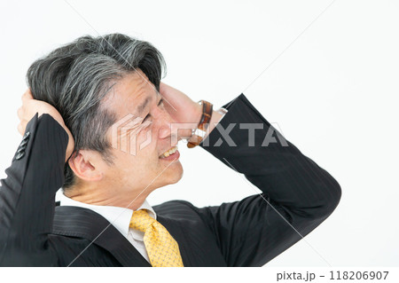 頭を抱える男性 頭を抱える男性 118206907