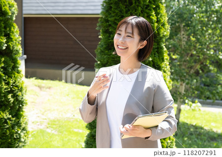別荘を紹介するスタッフ 別荘を紹介するスタッフ 118207291