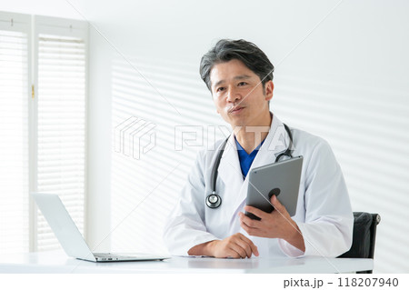 白衣の男性　医療　 118207940