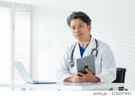 白衣の男性 医療  白衣の男性 医療  118207941