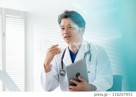 白衣の男性　医療　 118207951