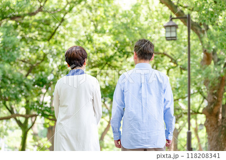 散歩をするシニア夫婦　後ろ姿 118208341