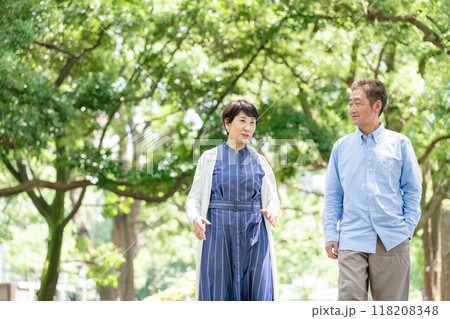 散歩をするシニア夫婦 新緑 散歩をするシニア夫婦 新緑 118208348