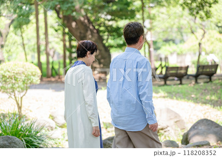 散歩をするシニア夫婦　後ろ姿 118208352