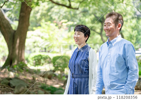 散歩をするシニア夫婦　新緑 118208356