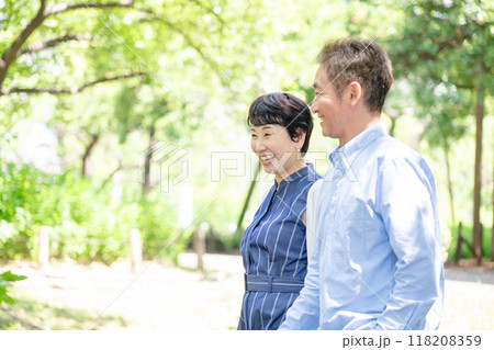 散歩をするシニア夫婦 新緑 散歩をするシニア夫婦 新緑 118208359