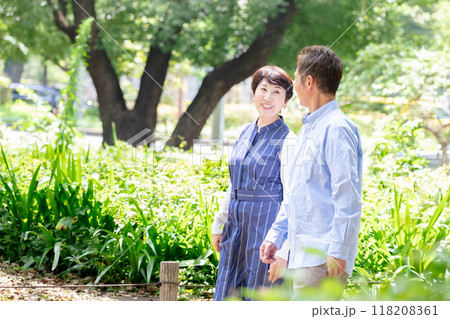 散歩をするシニア夫婦　晴天 118208361