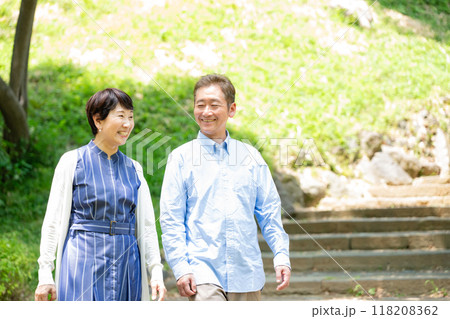 散歩をするシニア夫婦 晴天 散歩をするシニア夫婦 晴天 118208362