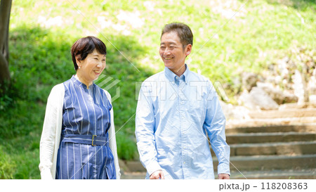 散歩をするシニア夫婦　晴天 118208363