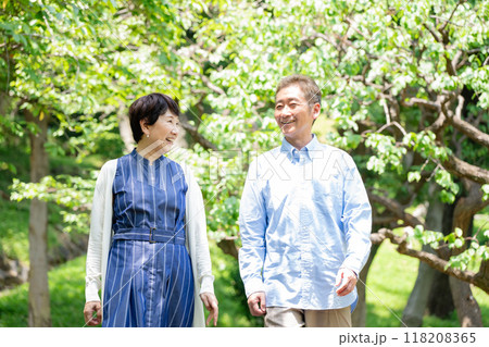 散歩をするシニア夫婦　晴天 118208365