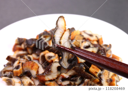 皿に盛った刻み穴子を食べる 皿に盛った刻み穴子を食べる 118208469