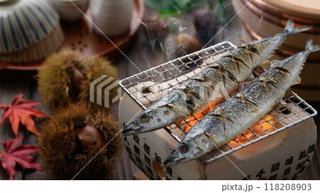 秋の味覚 サンマを焼く 秋の味覚 サンマを焼く 118208903