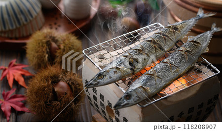 秋の味覚 サンマを焼く 秋の味覚 サンマを焼く 118208907