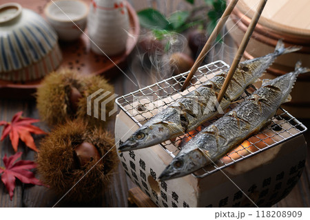 秋の味覚 サンマを焼く 118208909