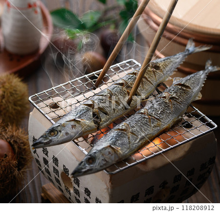 秋の味覚 サンマを焼く 118208912
