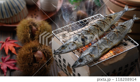 秋の味覚 サンマを焼く 秋の味覚 サンマを焼く 118208914