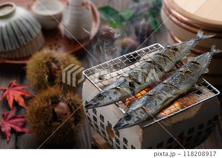 秋の味覚 サンマを焼く 秋の味覚 サンマを焼く 118208917