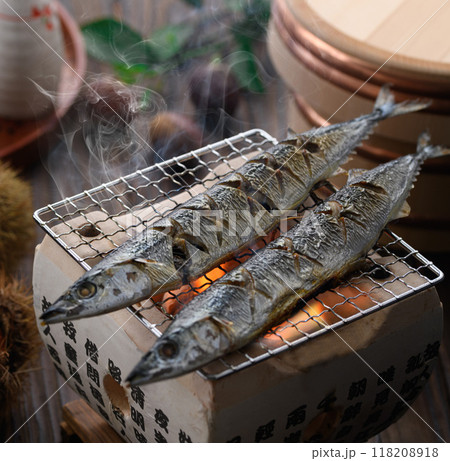 秋の味覚 サンマを焼く 秋の味覚 サンマを焼く 118208918