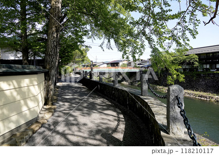 城下町の古い町並み お寺の塀と荒城川沿いの遊歩道から見た赤い今宮橋 118210117