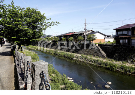 城下町の古い町並み 川沿いの遊歩道から見た風景 城下町の古い町並み 川沿いの遊歩道から見た風景 118210118