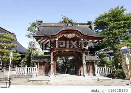 古い城下町にあるお寺の山門（四脚門） 118210120