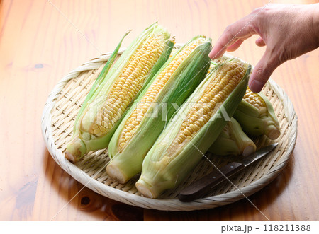 皮付きとうもろこしの盛り付け／夏の旬野菜イメージ 118211388