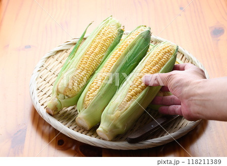 皮付きとうもろこしの盛り付け／夏の旬野菜イメージ 118211389